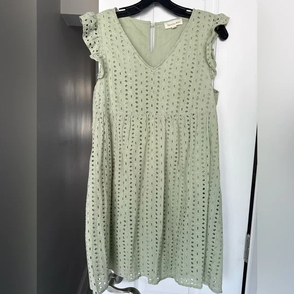 green emerald velvet dress Caroline